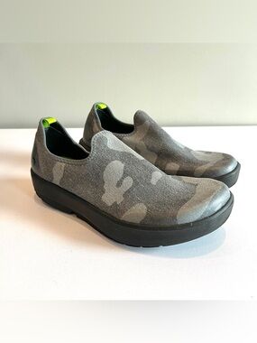 Oofos OOmg EeZee shoes womens 9 low slip on camo gray sneakers comfort recovery